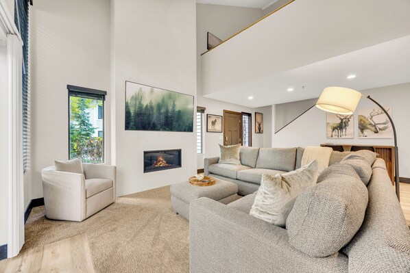 Smart TV, fireplace - Remodeled! Slps 13. 3 bd + loft! Hot tub! Shuttle to Resort! Pets allowed! (Deer Valley)