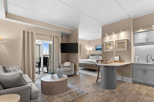 Big Rock Retreat - Waterfont Getaway in the Heart of Morehead City!