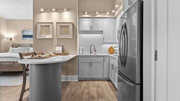 Réfrigérateur, micro-ondes, plaque de cuisson, cafetiÚre/bouilloire