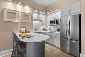 Kühlschrank, Mikrowelle, Herdplatte, Wasserkocher mit Kaffee-/Teezubehör