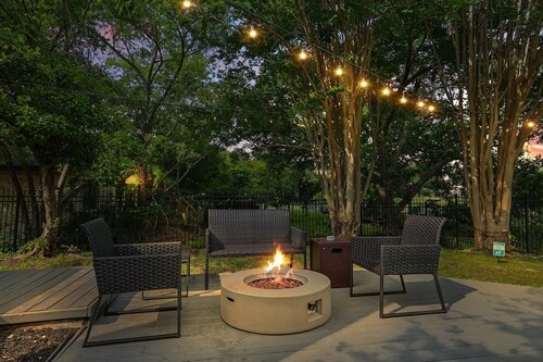 Best of Garland | Pool, Cinema Rm, BBQ (3BD/2.5BA)