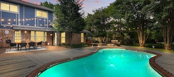 Best of Garland | Pool, Cinema Rm, BBQ (3BD/2.5BA)