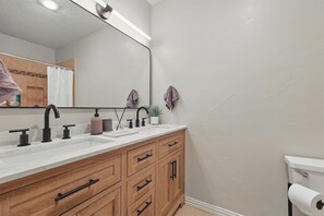 Douche, séchoir à cheveux, serviettes fournies, shampooing