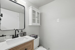 Douche, séchoir à cheveux, serviettes fournies, shampooing