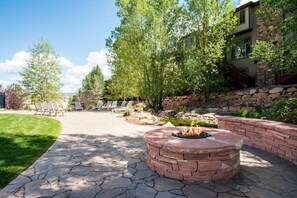 Terrace/patio - Moose Mgmt-Bear Hollow 3303: Pool-Hot Tub-Grill-AC-Parking (Park City)