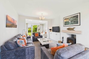 Televisie, een open haard en een kantoor