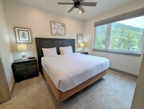 2 bedrooms, desk, iron/ironing board, WiFi - Views & Trails | Updated Retreat (Keystone)
