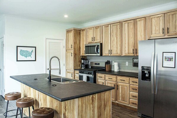 Réfrigérateur, micro-ondes, four, plaque de cuisson