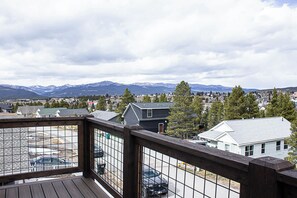 A residential area with a view of mountains in the background. - NEW LISTING | 3BR | 2.5 bath, Mountain Views, 1 Mile to downtown (Leadville)
