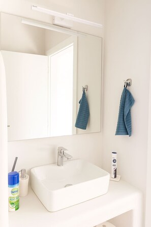 Douche, sèche-cheveux, serviettes fournies