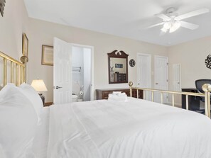 3 Schlafzimmer, Schreibtisch, Bügeleisen/Bügelbrett, Reisekinderbett