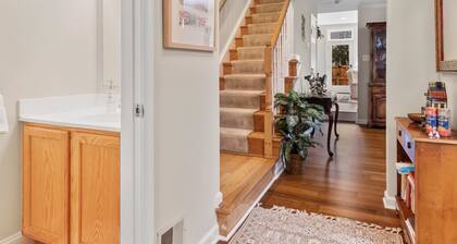 Classy Old Town Getaway, 3-BR in Perfect Location