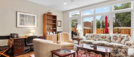 Télévision, cheminée, espaces bureaux