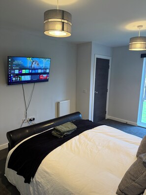 3 bedrooms, desk, iron/ironing board, free WiFi