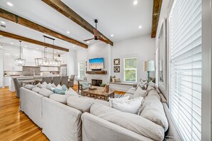 Smart TV, fireplace, stereo