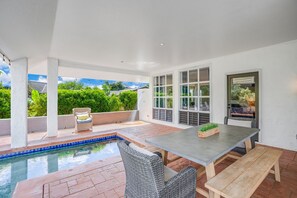 تناول الطعام بالخارج