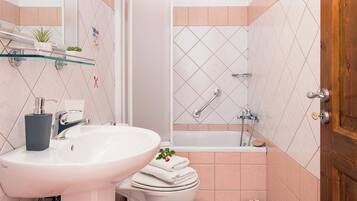 Een douche, een haardroger, handdoeken, toiletpapier