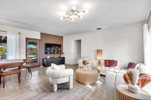 Casa, 4 habitaciones | Área de sala de estar