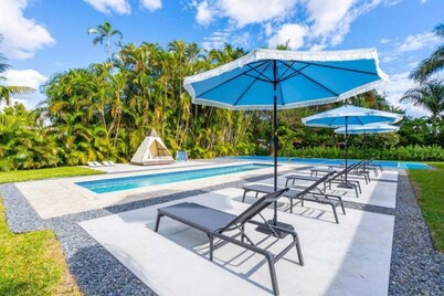 4br Biscayne River Home: Pool & Pickleball Fun 4 Bedroom Home