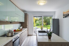 Fridge, oven, stovetop, dishwasher