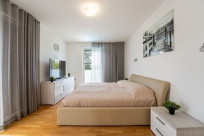 4 bedrooms, iron/ironing board, WiFi, bed sheets