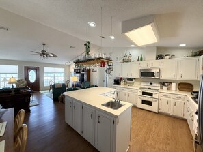 House, 6 Bedrooms | Private kitchen | Fridge, oven, coffee/tea maker, toaster