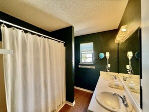 House, 6 Bedrooms | Bathroom | Towels - Windsail 6 Bedroom Home (Navarre)