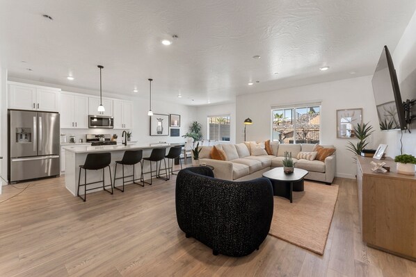 타운홈, 침실 4개 | 거실 공간 | 스마트 TV