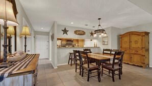Una cocina amplia con comedor, armarios de madera y un candelabro.