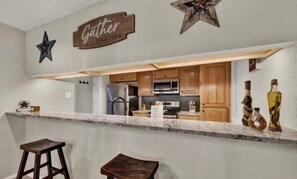 Condo, 2 phòng ngủ | Bếp riêng | Tủ lạnh, lò nướng, dụng cụ pha cà phê/trà, lò nướng bánh mì 
