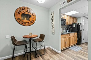 Microondas, parrilla de estufa y cafetera y tetera 