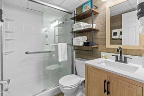 Douche, sèche-cheveux, serviettes fournies