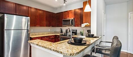 Microondas, horno, parrilla de estufa y lavavajillas