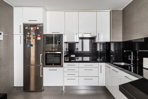 Refrigerador, microondas, horno, placa de cocina