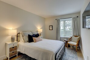 2 bedrooms, iron/ironing board, internet, bed sheets