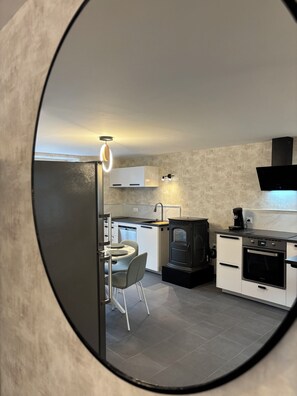 Kühlschrank, Mikrowelle, Ofen, Herdplatte