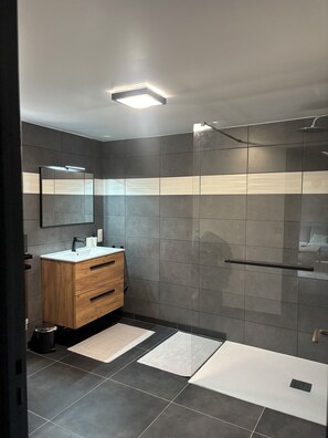 Douche, serviettes fournies, savon, papier toilette