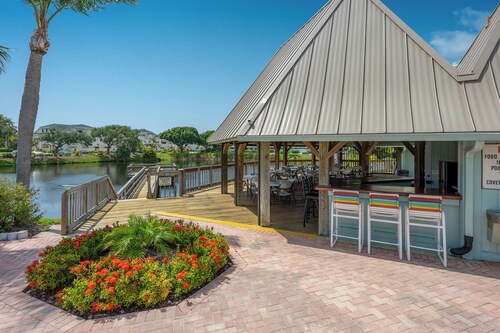 Perfect Location Beach, Golf close to all! Posh Paradise by JupRent -2Bed/2Bath