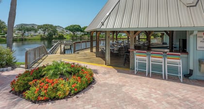 Perfect Location Beach, Golf close to all! Posh Paradise by JupRent -2Bed/2Bath