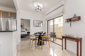 2 makuuhuonetta, työpöytä, silitysrauta/-lauta, vauvan matkasänky