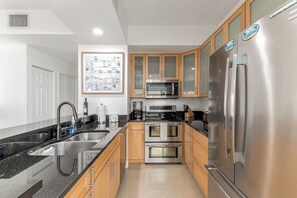 Jääkaappi, mikroaaltouuni, uuni, liesi