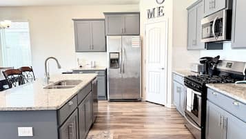 Kjøleskap, mikrobølgeovn, ovn og kokeplater