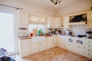 Micro-ondes, four, plaque de cuisson, lave-vaisselle