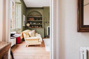 Televisor intel·ligent, llar de foc, taula de tennis de taula i llibres 