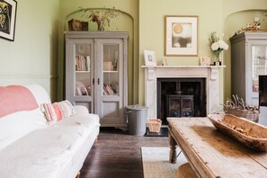 Smart TV, fireplace, ping pong, books