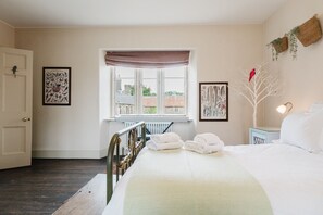 4 bedrooms, desk, iron/ironing board, free WiFi