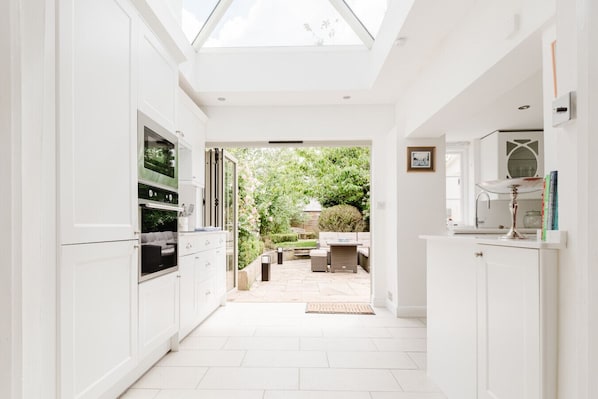 Jääkaappi, mikroaaltouuni, uuni, liesi