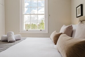 4 室のベッドルーム、デスク、アイロン / アイロン台、WiFi (無料)