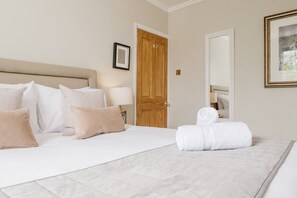 4 makuuhuonetta, työpöytä, silitysrauta/-lauta, ilmainen Wi-Fi