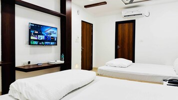 Escritorio, espacio para trabajar con laptop y wifi gratis 